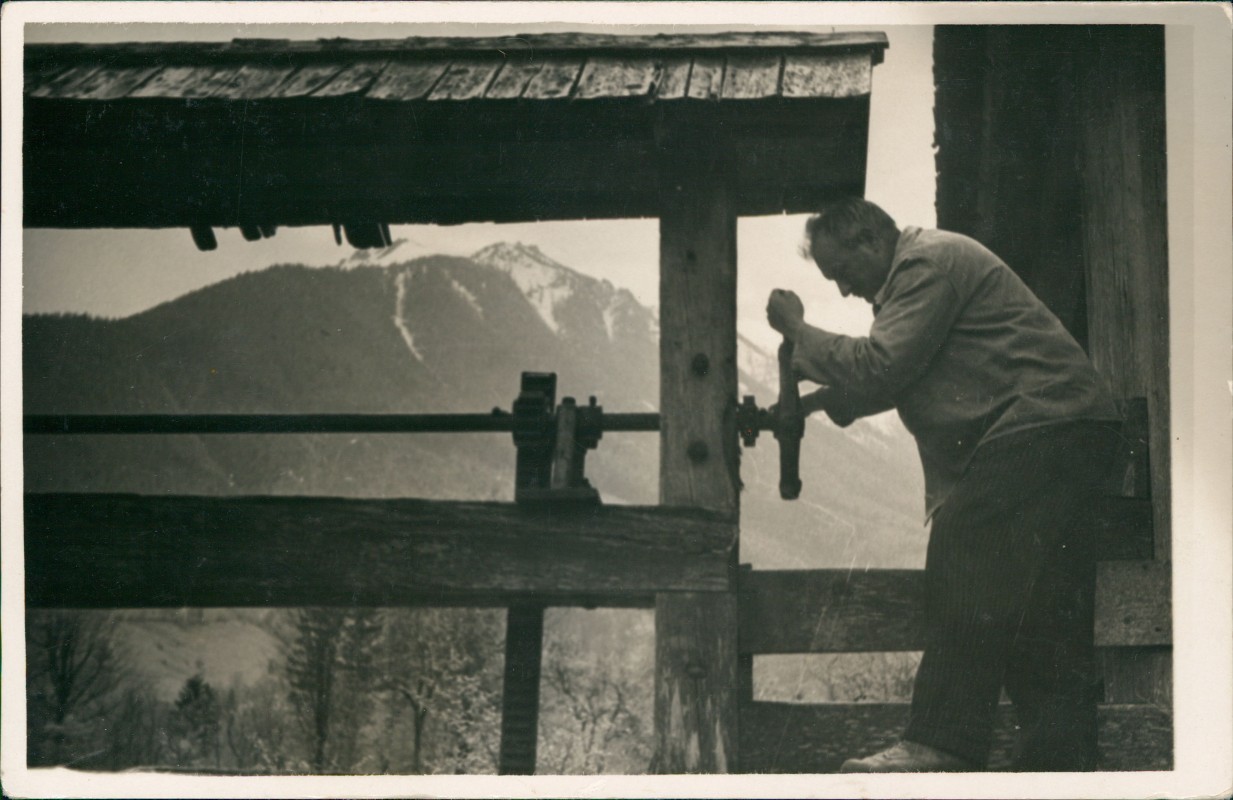 vergrößern: Bildseite historische Ansichtskarte von 1934: Arbeiter am Wehr im Hochgebirge::