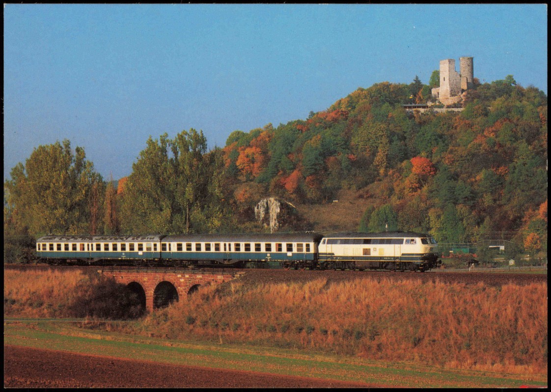 vergrößern: Bildseite historische Ansichtskarte von 1982: Eilzug mit Einheitsdiesellok 216211 (V 160) bei VOLKMARSEN Ruine Kugelsburg::