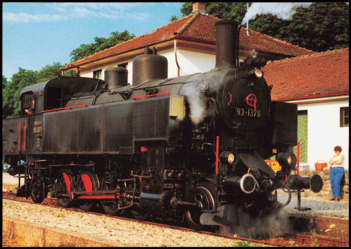 vergrößern: Bildseite historische Ansichtskarte von 1994: Verkehr Eisenbahn Zug Motiv-AK SAUSCHWÄNZLEBAHN Lok 93 1378 im Bahnhof Fützen::