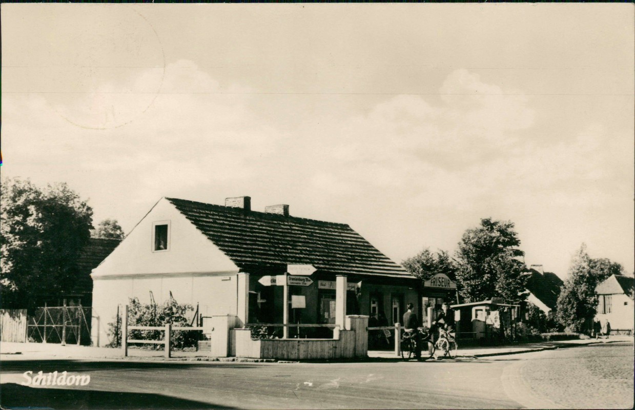 vergrößern: Bildseite historische Ansichtskarte von 1961: Straßenpartie, Frisör:: Schildow-Mühlenbecker Land
