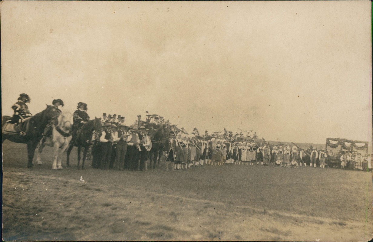 zoom: Image side vintage Postcard from 1915: Festumzug Reieter Wagen historien Fest::