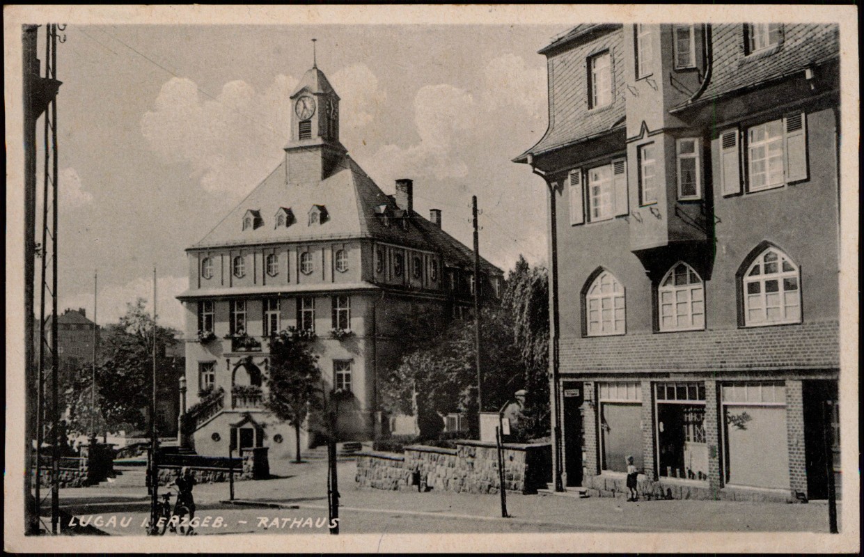 zoom: Image side vintage Postcard from 1935: Straßenpartie am Rathaus, Geschäft:: Lugau (Erzgebirge)