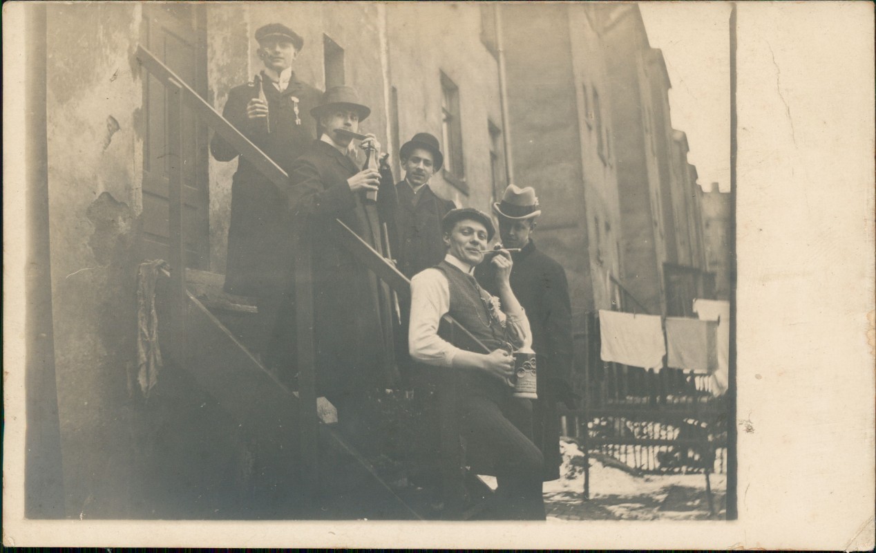 vergrößern: Bildseite historische Ansichtskarte von 1922: Menschen / Soziales Leben - Männer mit Bier Hintereingang::