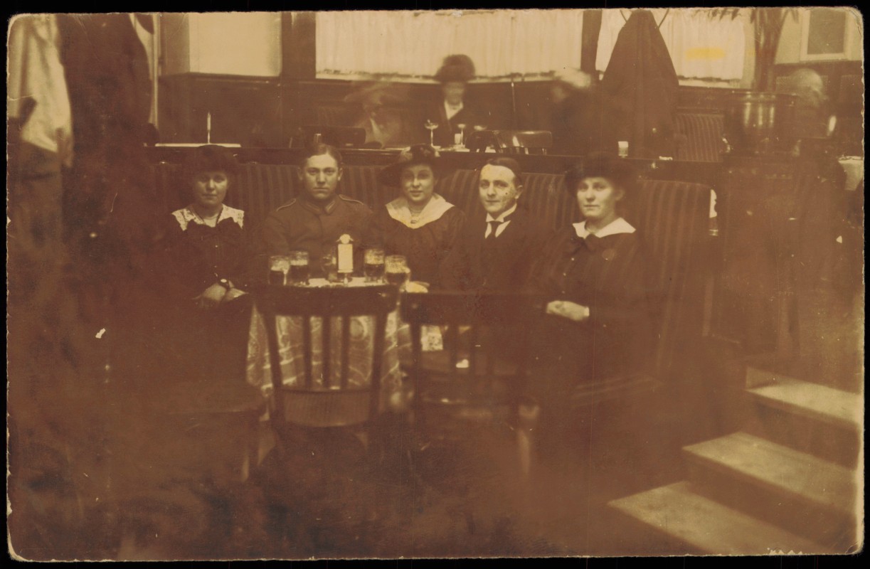 vergrößern: Bildseite historische Ansichtskarte von 1913: Kaffeehaus Wallhof Gruppenbild am Tisch:: Hamburg