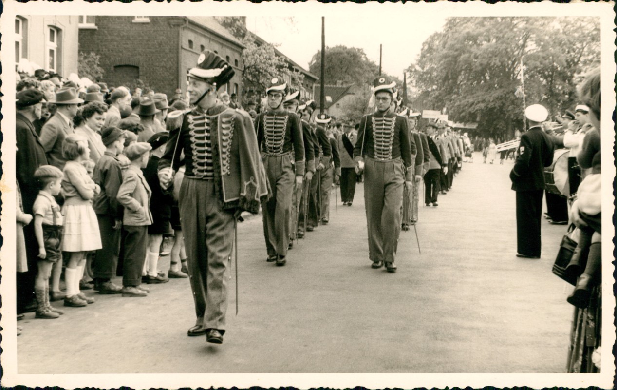 zoom: Image side vintage Postcard from 1965: Parade des Schützenvereines:: Cologne