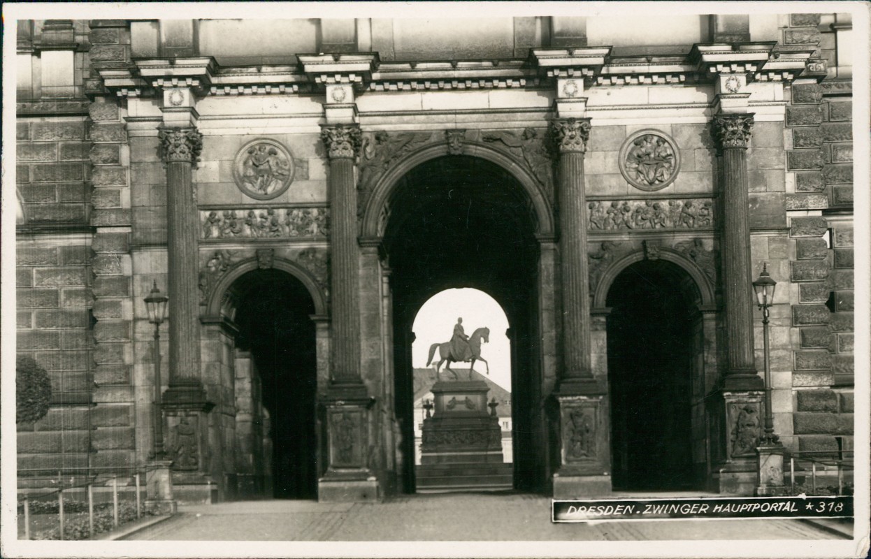 vergrößern: Bildseite historische Ansichtskarte von 1930: Zwinger - Hauptportal - Blick auf Denkmal:: Innere Altstadt-Dresden