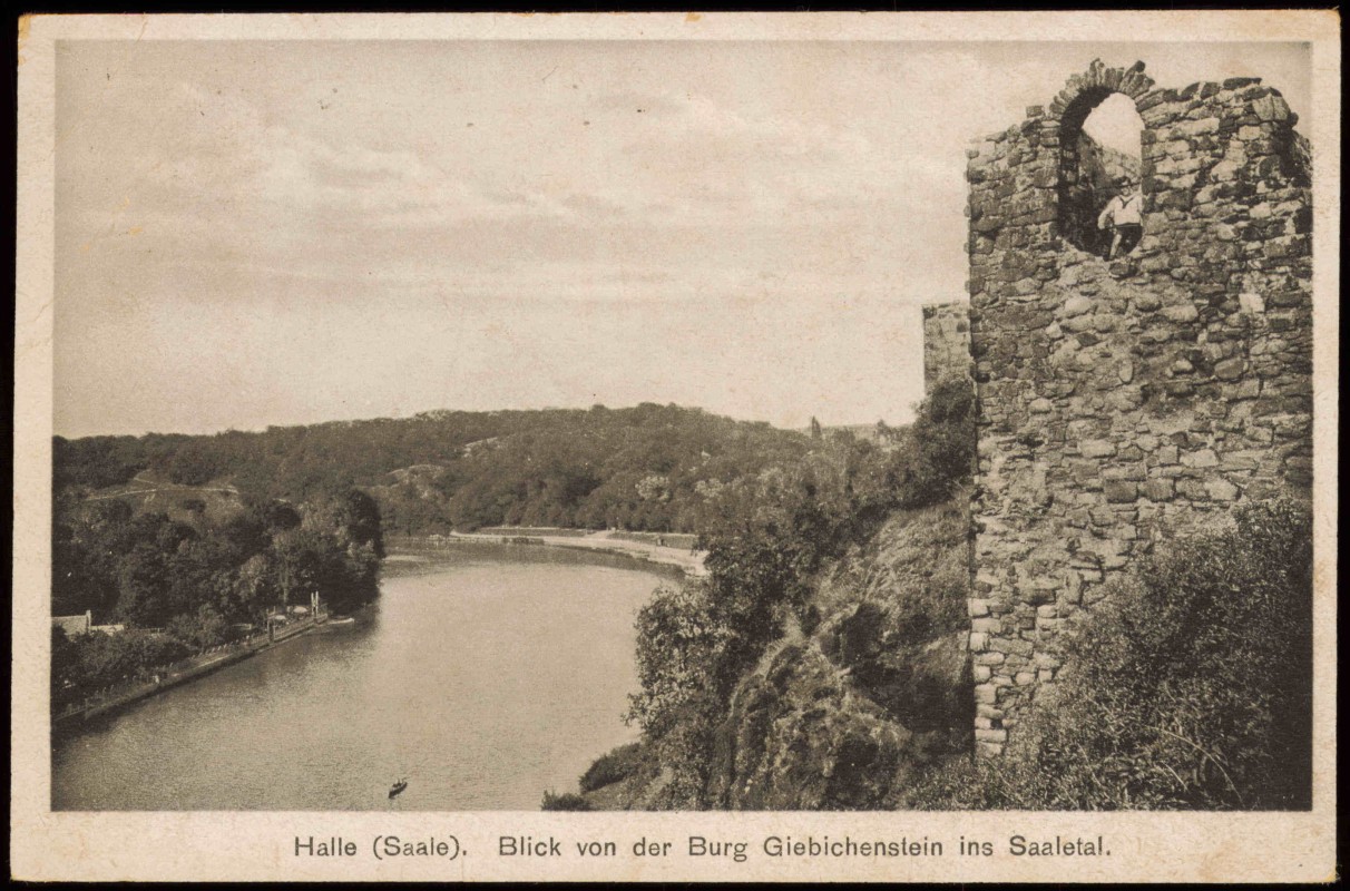 vergrößern: Bildseite historische Ansichtskarte von 1928: Panorama-Ansicht Blick von der Burg Giebichenstein ins Saaletal:: Halle (Saale)