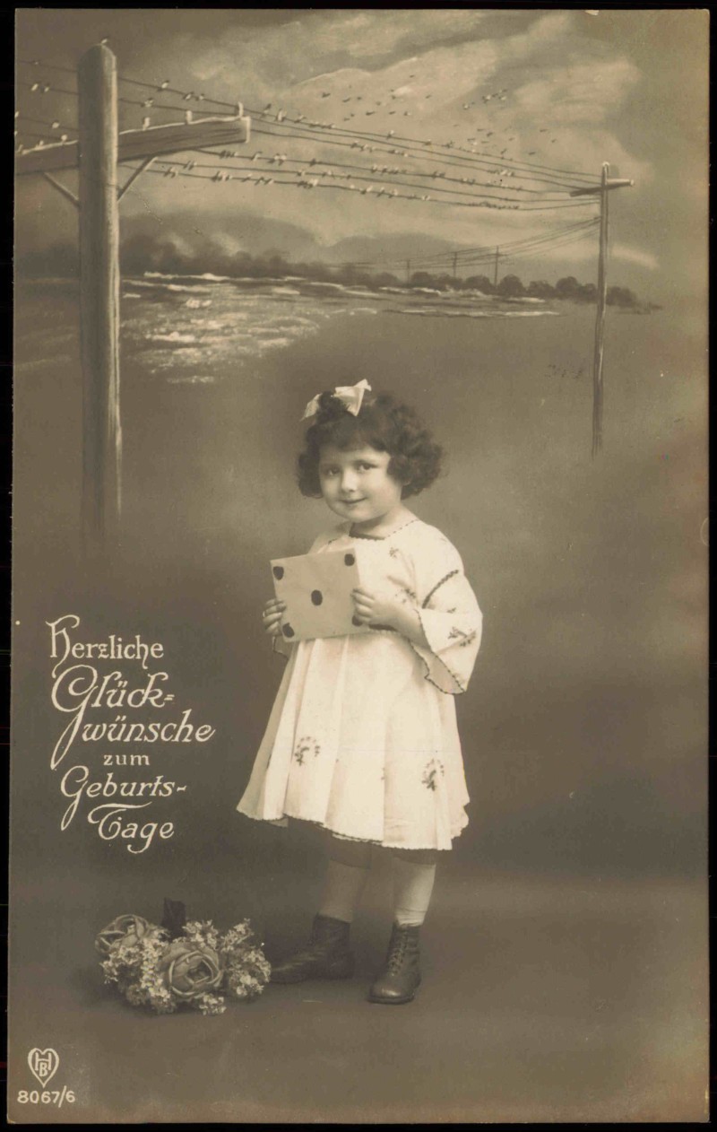 zoom: Image side vintage Postcard from 1921: Geburtstag Birthday kleines Mädchen mit Brief unter Stromleitung Fotokunst::