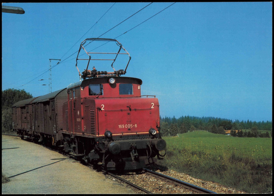 vergrößern: Bildseite historische Ansichtskarte von 1981: Deutsche Bundesbahn elektrische Lokalbahnlokomotive bei Bad Kohlgrub::