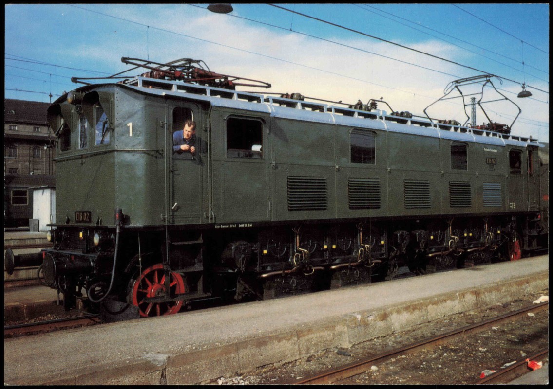 vergrößern: Bildseite historische Ansichtskarte von 1983: DB elektrische Schnellzuglokomotive E 16 02 im Hbf. München::