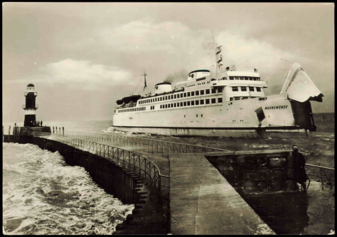 vergrößern: Bildseite historische Ansichtskarte von 1965: Einfahrt der Fähre:: Warnemünde-Rostock