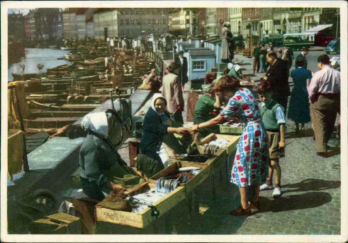 vergrößern: Bildseite historische Ansichtskarte von 1953: Fischmarkt am Gammel Strand:: Kopenhagen