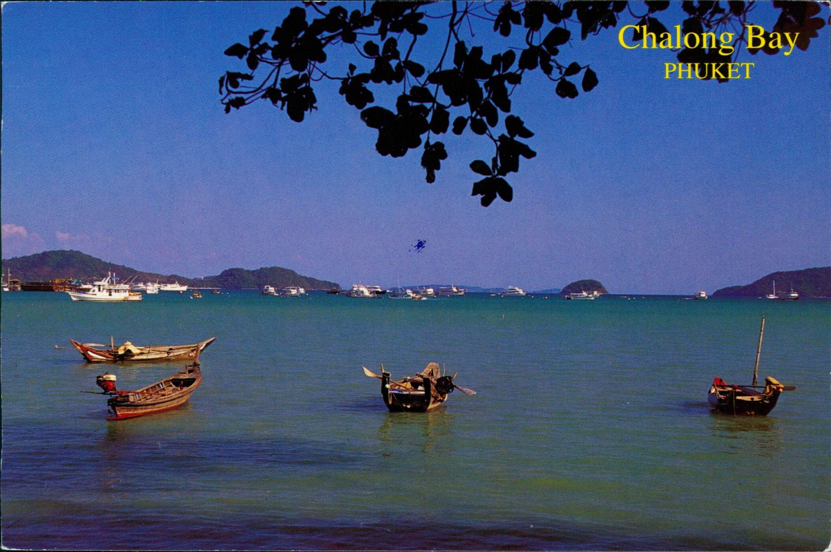 vergrößern: Bildseite historische Ansichtskarte von 2000: Chalong Bay mit Booten:: Phuket