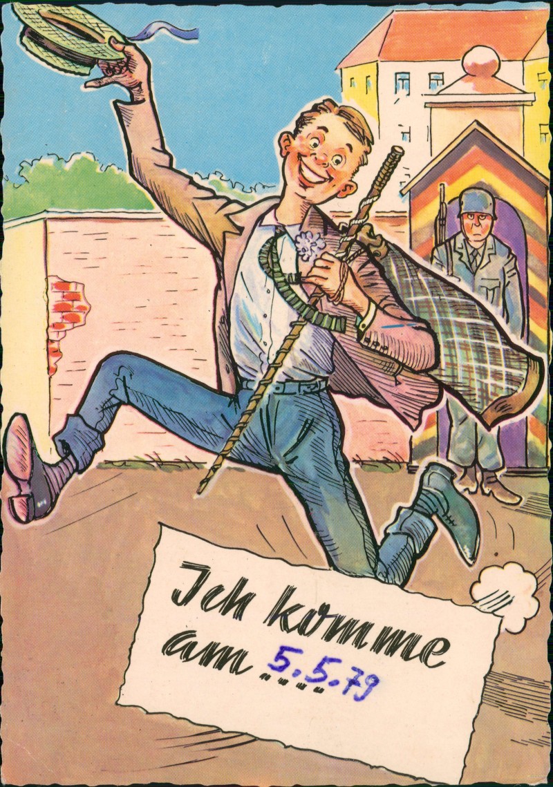 vergrößern: Bildseite historische Ansichtskarte von 1979: Scherzkarte "Ich komme" Mann vor Wach-Soldat::