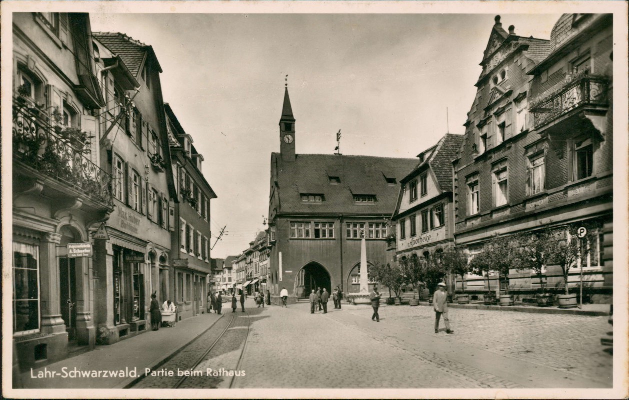 vergrößern: Bildseite historische Ansichtskarte von 1961: Straßenpartie am Rathaus:: Lahr (Schwarzwald)