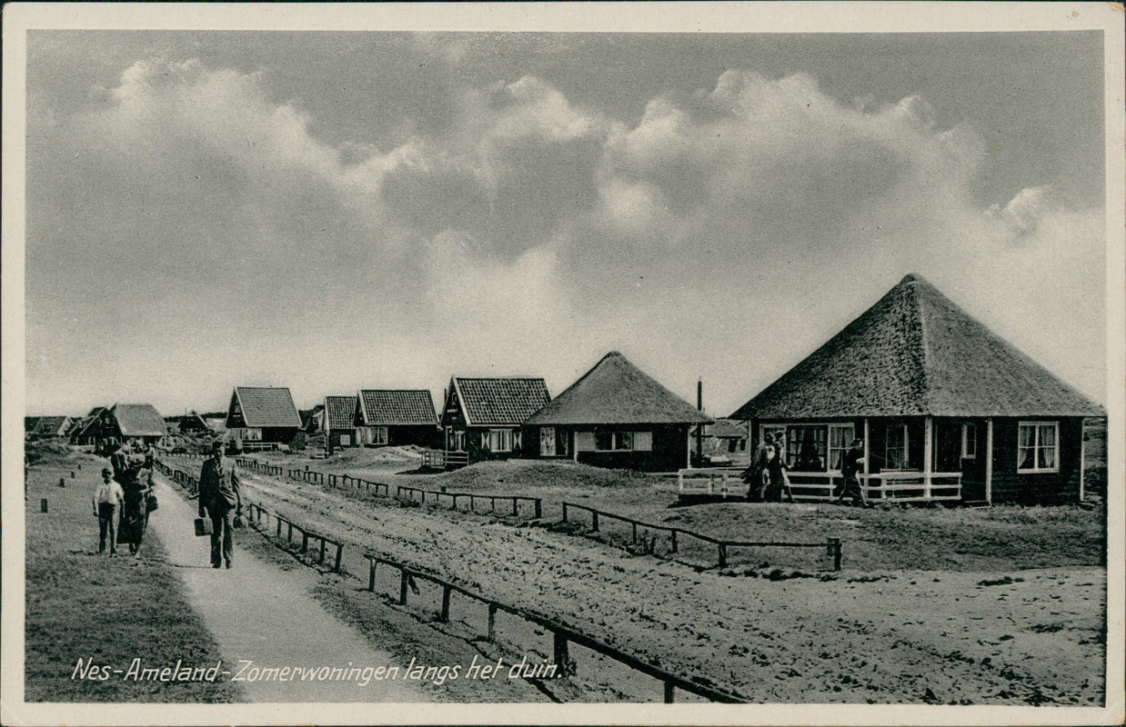 zoom: Image side vintage Postcard from 1932: Zomerwoningen langs het duin.:: Nes Ameland
