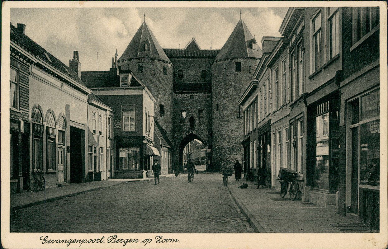 vergrößern: Bildseite historische Ansichtskarte von 1940: Gevangenpoort. Straßenpartie:: Bergen op Zoom