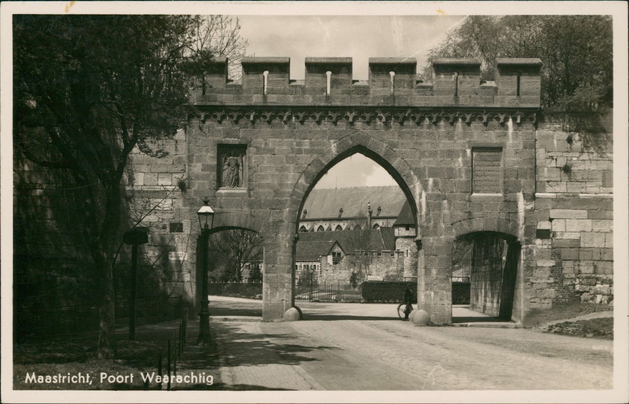 zoom: Image side vintage Postcard from 1930: Poort Waarachtig:: Maastricht