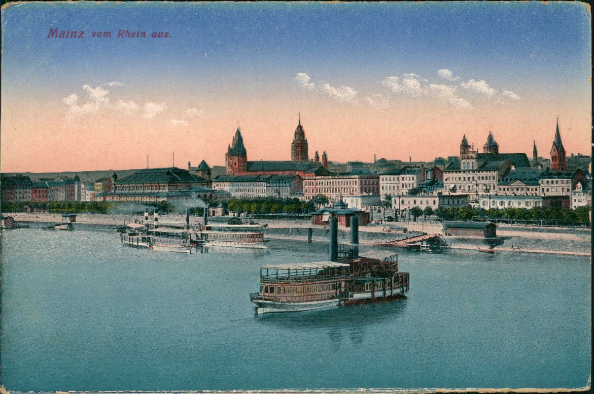 zoom: Image side vintage Postcard from 1920: Panorama-Ansicht Blick auf Stadt und Rhein-Schiffe:: Mainz