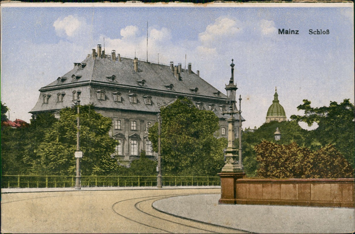 vergrößern: Bildseite historische Ansichtskarte von 1920: Partie am Schloss (Castle Building):: Mainz