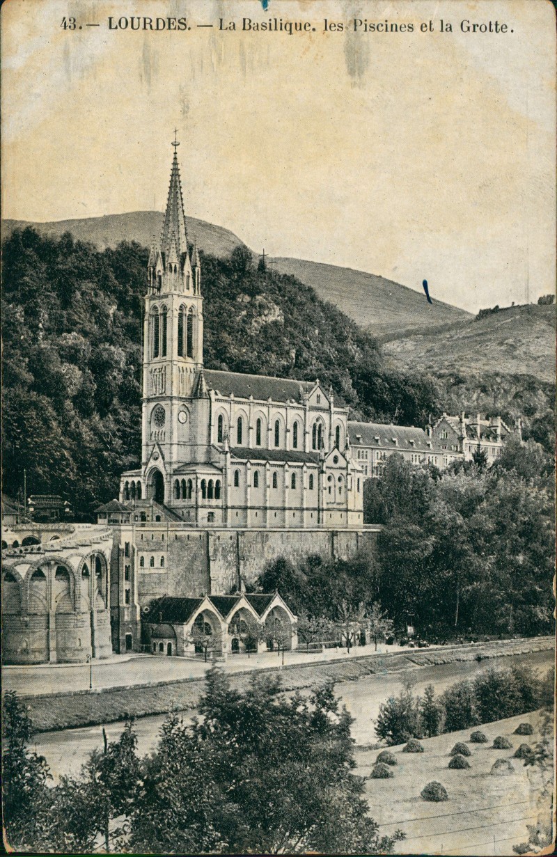 vergrößern: Bildseite historische Ansichtskarte von 1920: Basilika Basilique, Piscines et la Grotte:: Lourdes
