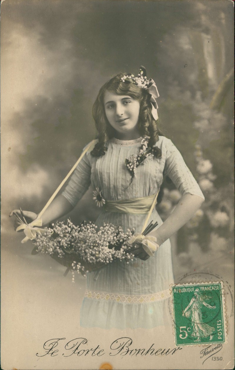 zoom: Image side vintage Postcard from 1913: Fotokunst junge Frau im Kleid Blumen Bouquet::