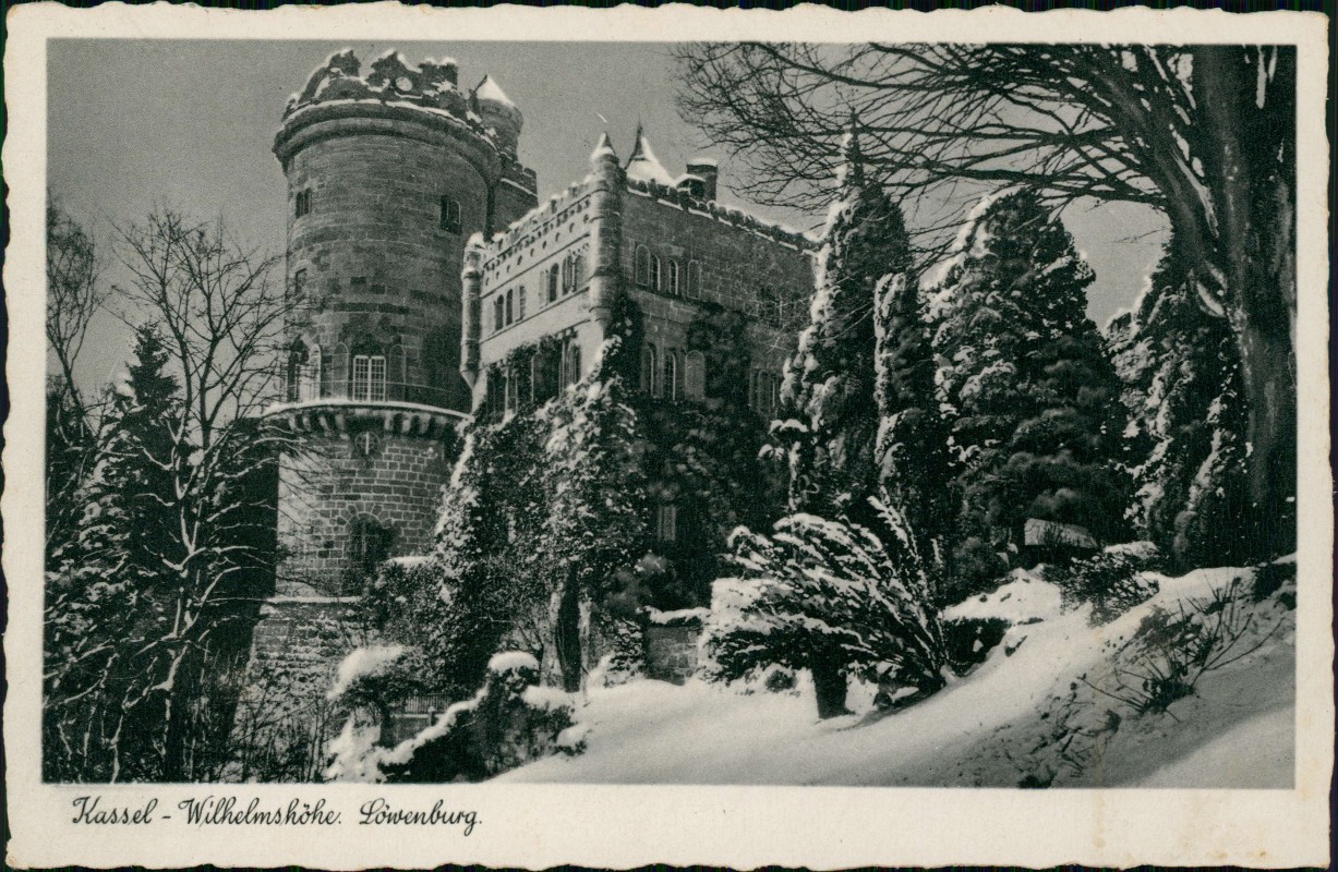 vergrößern: Bildseite historische Ansichtskarte von 1936: Löwenburg im Winter:: Bad Wilhelmshöhe-Kassel