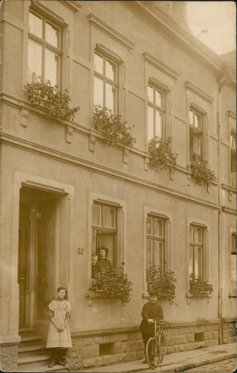 vergrößern: Bildseite historische Ansichtskarte von 1911: Frau Kinder Soldat Hausfassade::