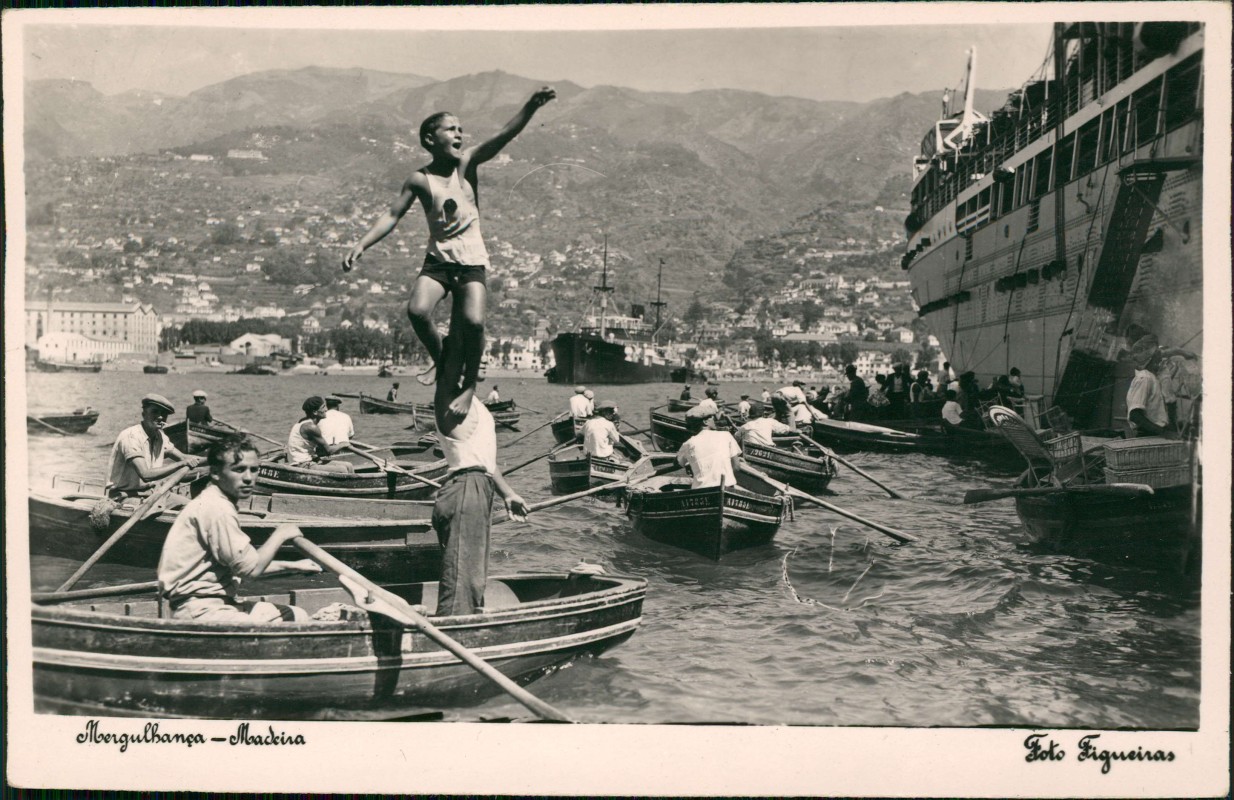 vergrößern: Bildseite historische Ansichtskarte von 1940: Ruderboote an den Luxuslinern Hafen Madeira:: Funchal