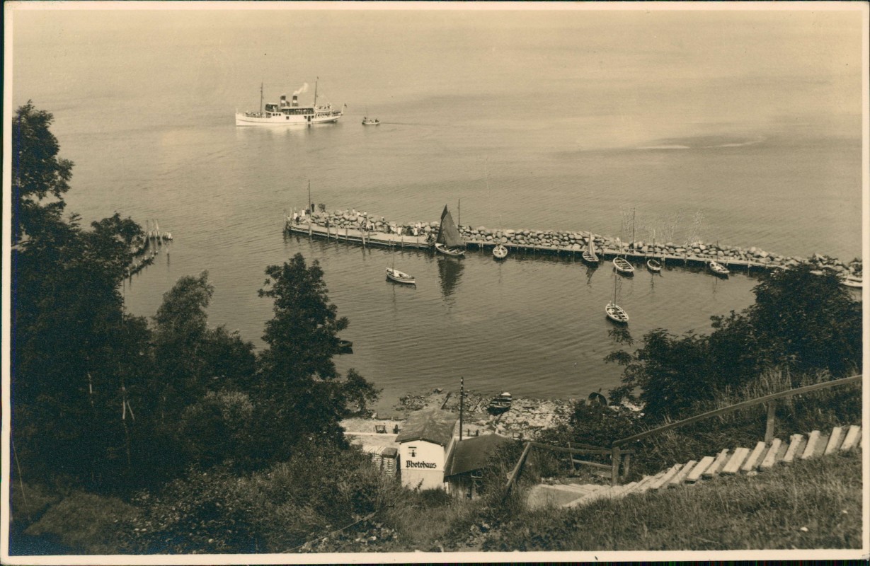 vergrößern: Bildseite historische Ansichtskarte von 1930: Hafen Photohaus Dampfer - Fotokarte:: Lohme (Rügen)