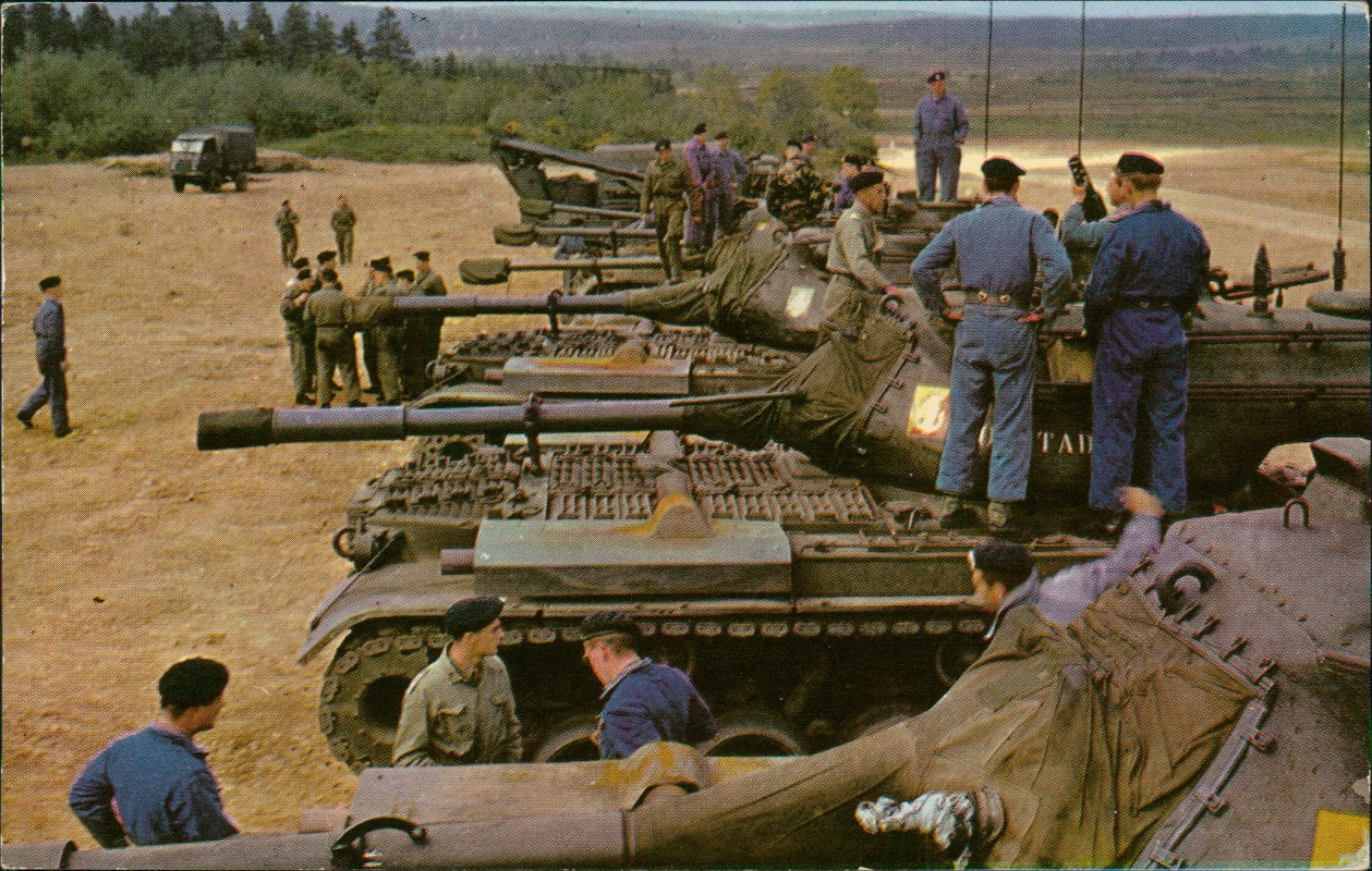 vergrößern: Bildseite historische Ansichtskarte von 1978: Militär Militaria Tank Panzer Soldaten Belgique Belgien::