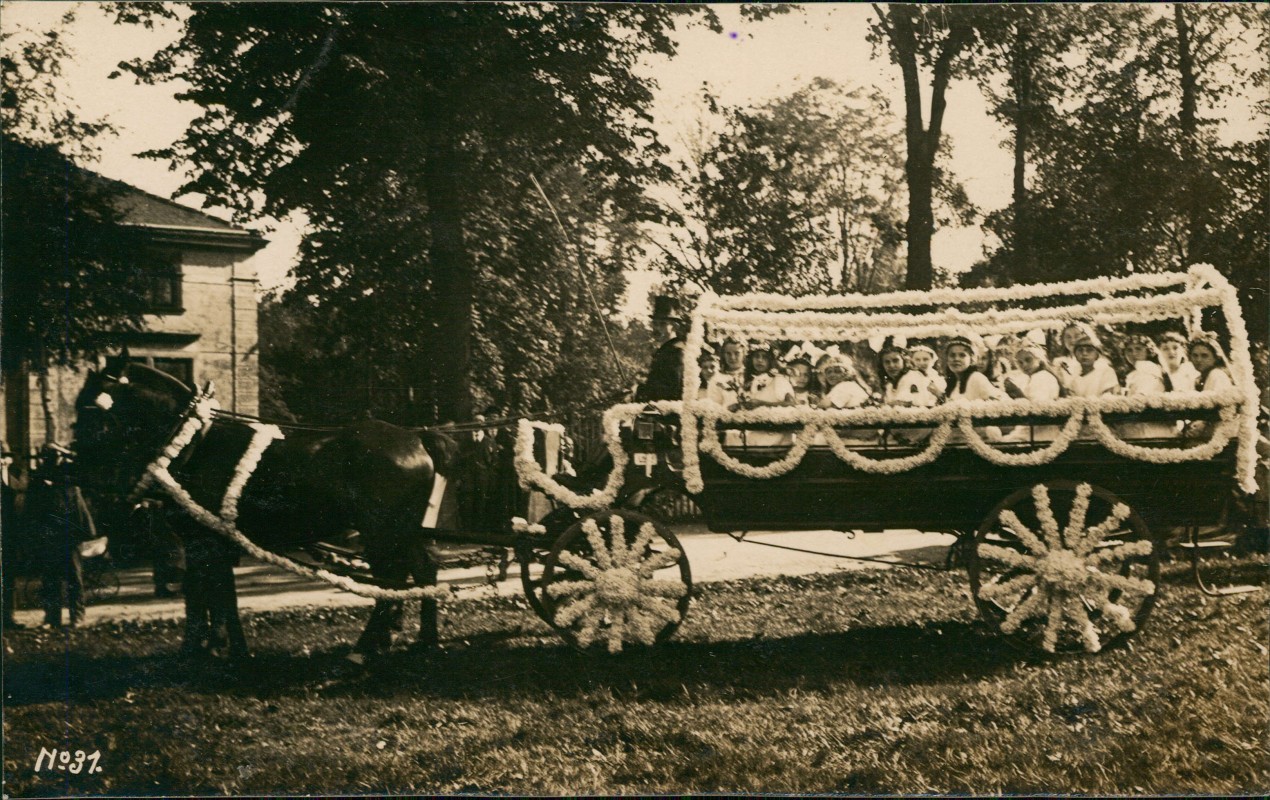 vergrößern: Bildseite historische Ansichtskarte von 1922: Kutsche geschmückter Pferdewagen Kutsche mit Mädchen::