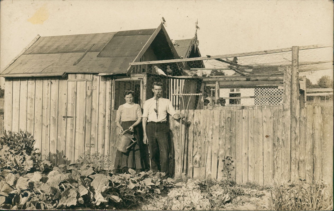 vergrößern: Bildseite historische Ansichtskarte von 1912: Mann und Frau vor Schrebergarten Kleingarten - Nürnberg::