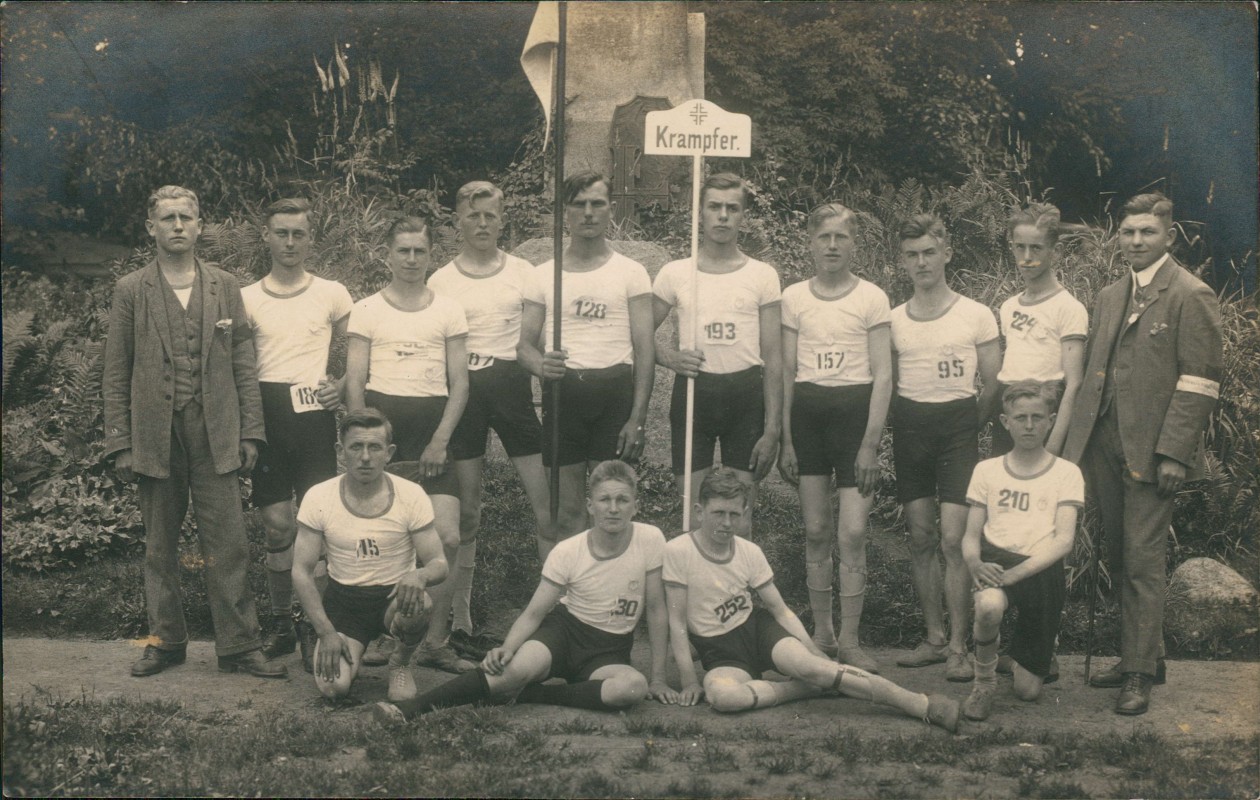 zoom: Image side vintage Postcard from 1924: Sportler: Turnen Gruppenbild Sport Foto: Ellmenreich Perleberg::