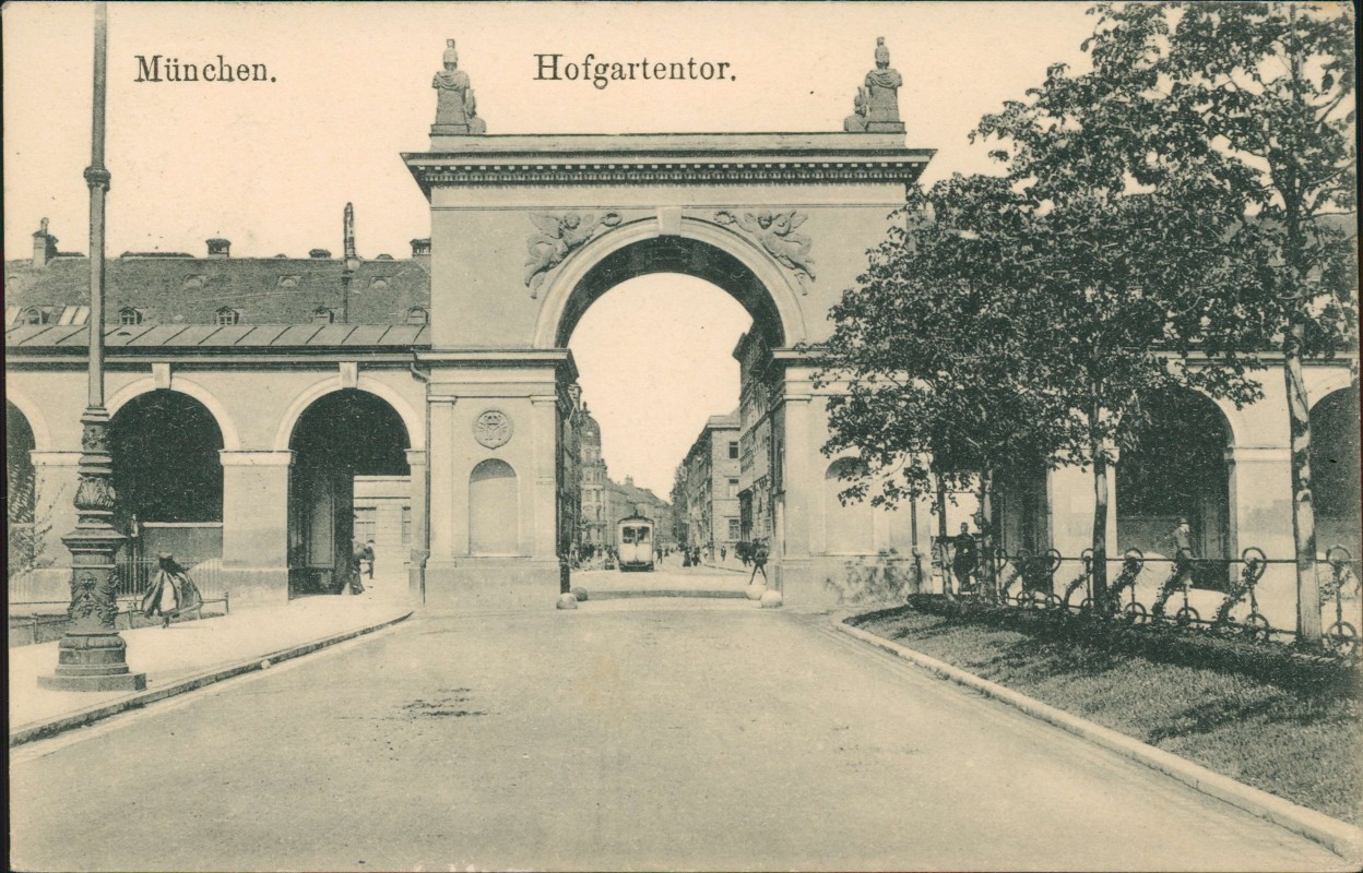 zoom: Image side vintage Postcard from 1908: Hofgartentor - Durchblick zur Straße Straßenbahn:: Munich