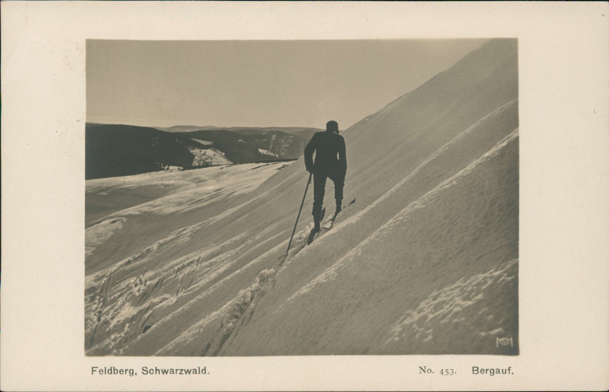 vergrößern: Bildseite historische Ansichtskarte von 1929: Feldberg, Schwarzwald. Bergauf. Winter Skifahrer:: Titisee-Neustadt