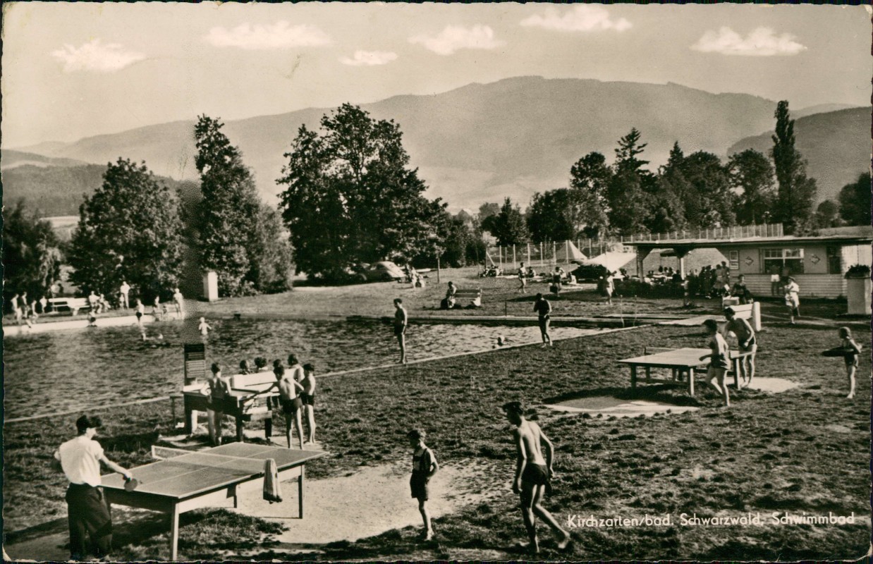 vergrößern: Bildseite historische Ansichtskarte von 1956: Schwimmbad Kiosk Tischtennisplatten:: Kirchzarten