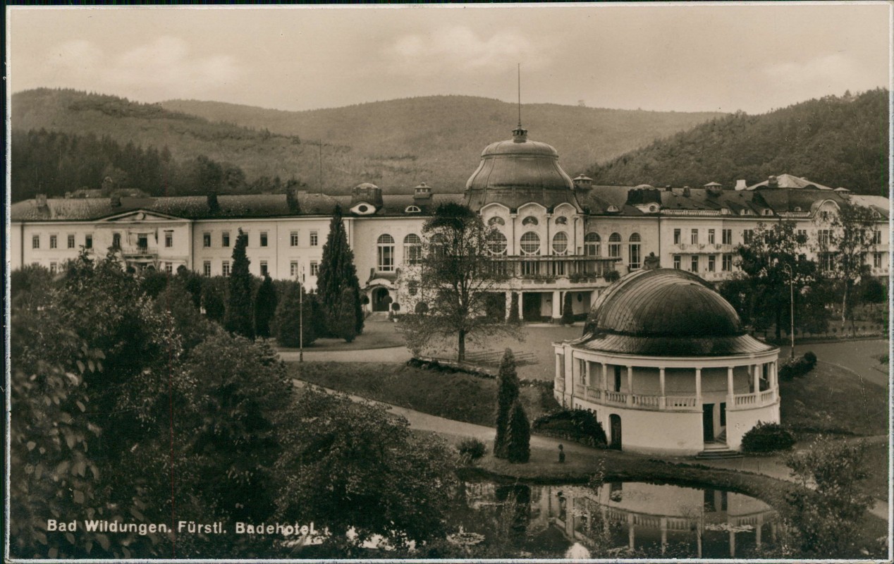 vergrößern: Bildseite historische Ansichtskarte von 1929: Fürstl. Badehotel Pavillon:: Bad Wildungen