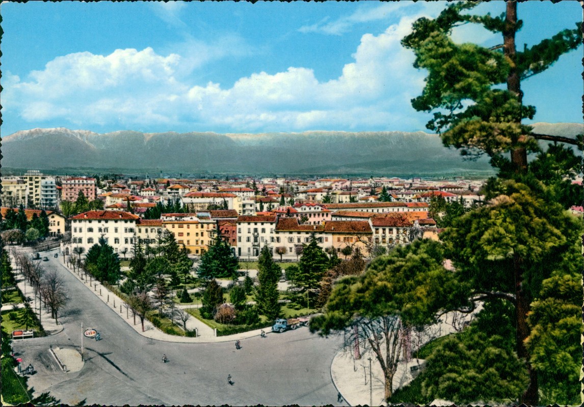 vergrößern: Bildseite historische Ansichtskarte von 1960: Panorama-Gesamtansicht von Udine mit Gebirgskette:: Udine
