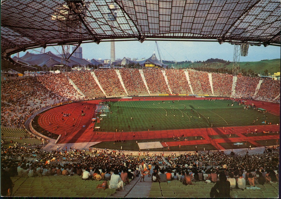 vergrößern: Bildseite historische Ansichtskarte von 1976: Olympiapark Stadion Wettkampf:: Milbertshofen-München