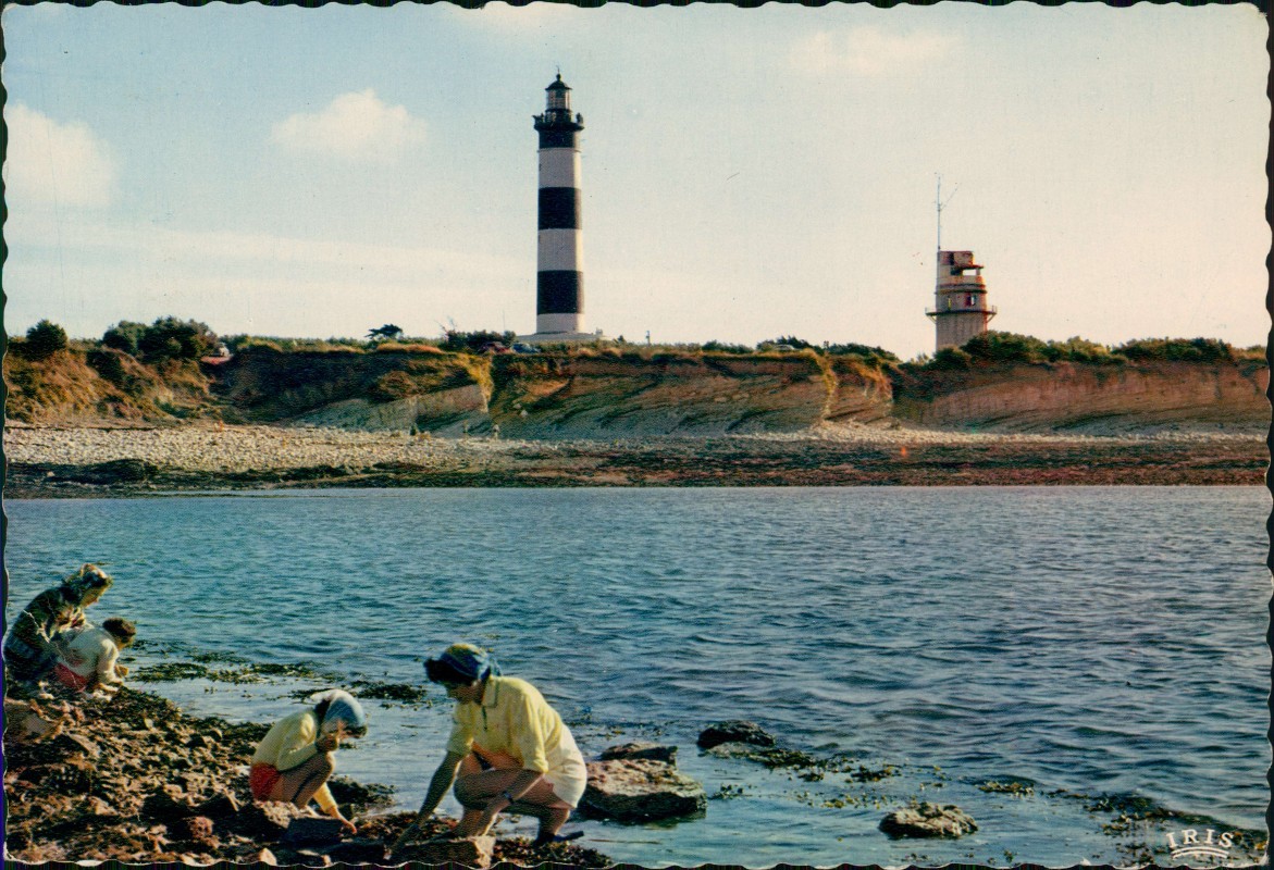 zoom: Image side vintage Postcard from 1965: Le Phare de Chassiron et la Côte Sauvage Leuchtturm:: .Charente-Maritime
