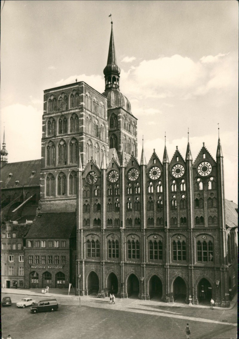 vergrößern: Bildseite historische Ansichtskarte von 1968: Rathaus zur DDR-Zeit:: Stralsund
