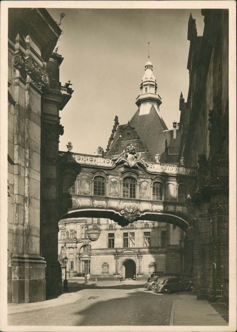 vergrößern: Bildseite historische Ansichtskarte von 1940: Verbindungsbrücke vom Schloß nach der Hofkirche:: Innere Altstadt-Dresden