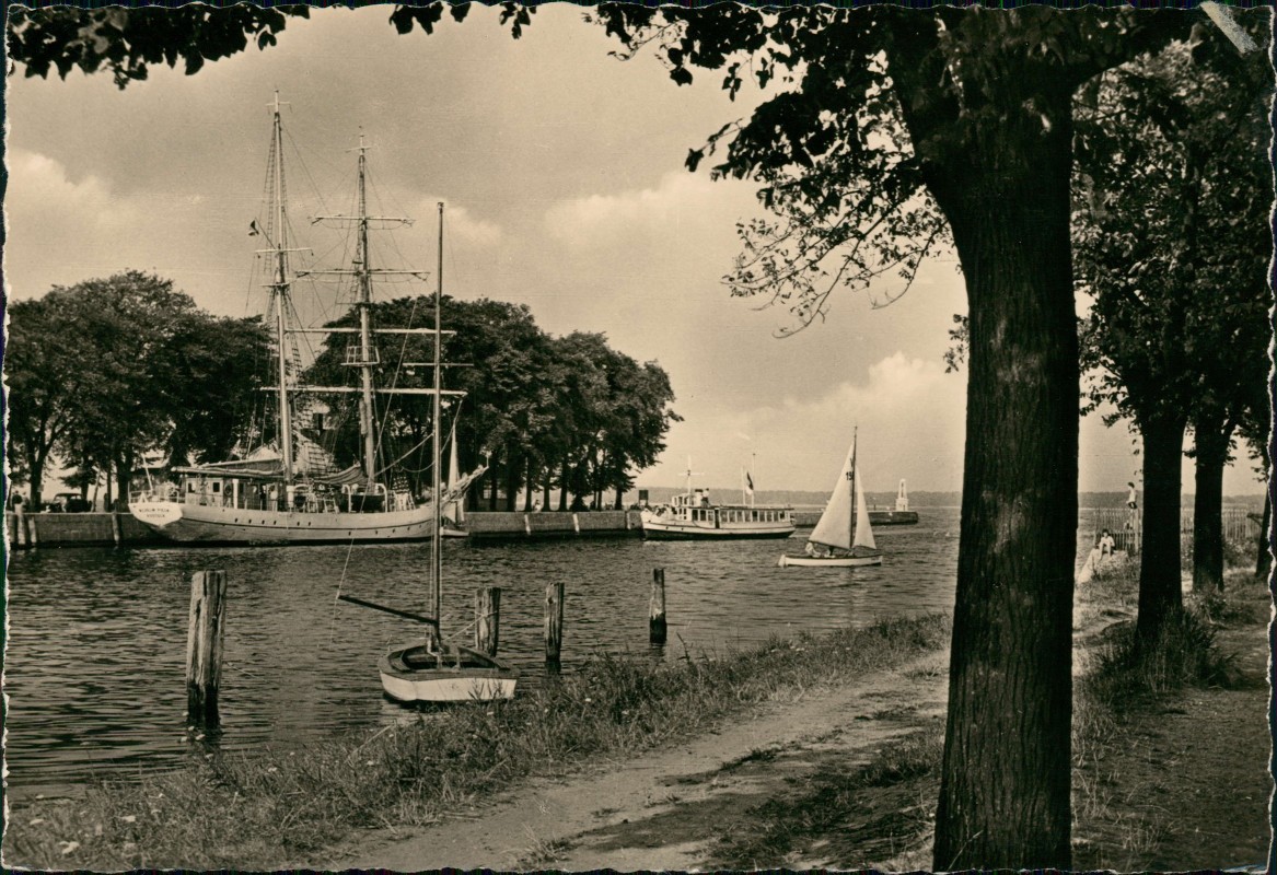 zoom: Image side vintage Postcard from 1958: Mole in Wieck Segelschiff:: Wieck-Greifswald