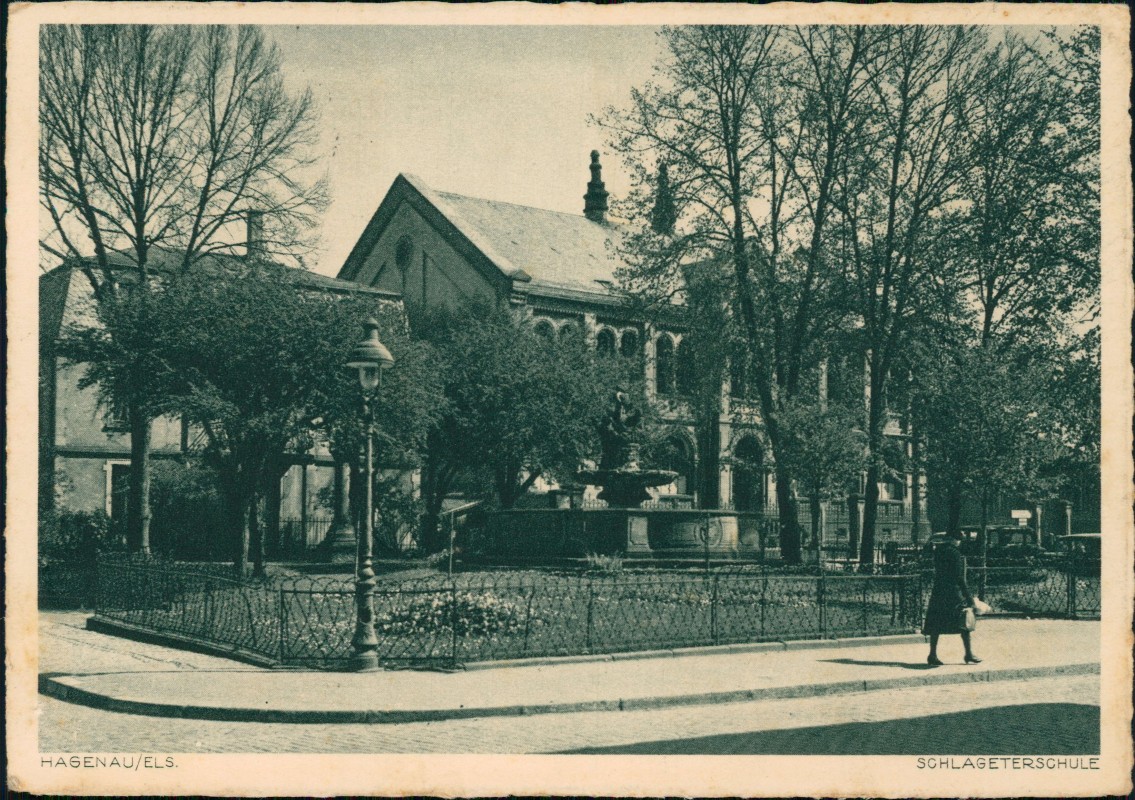 zoom: Image side vintage Postcard from 1942: Straßenpartie an der Schule:: Haguenau