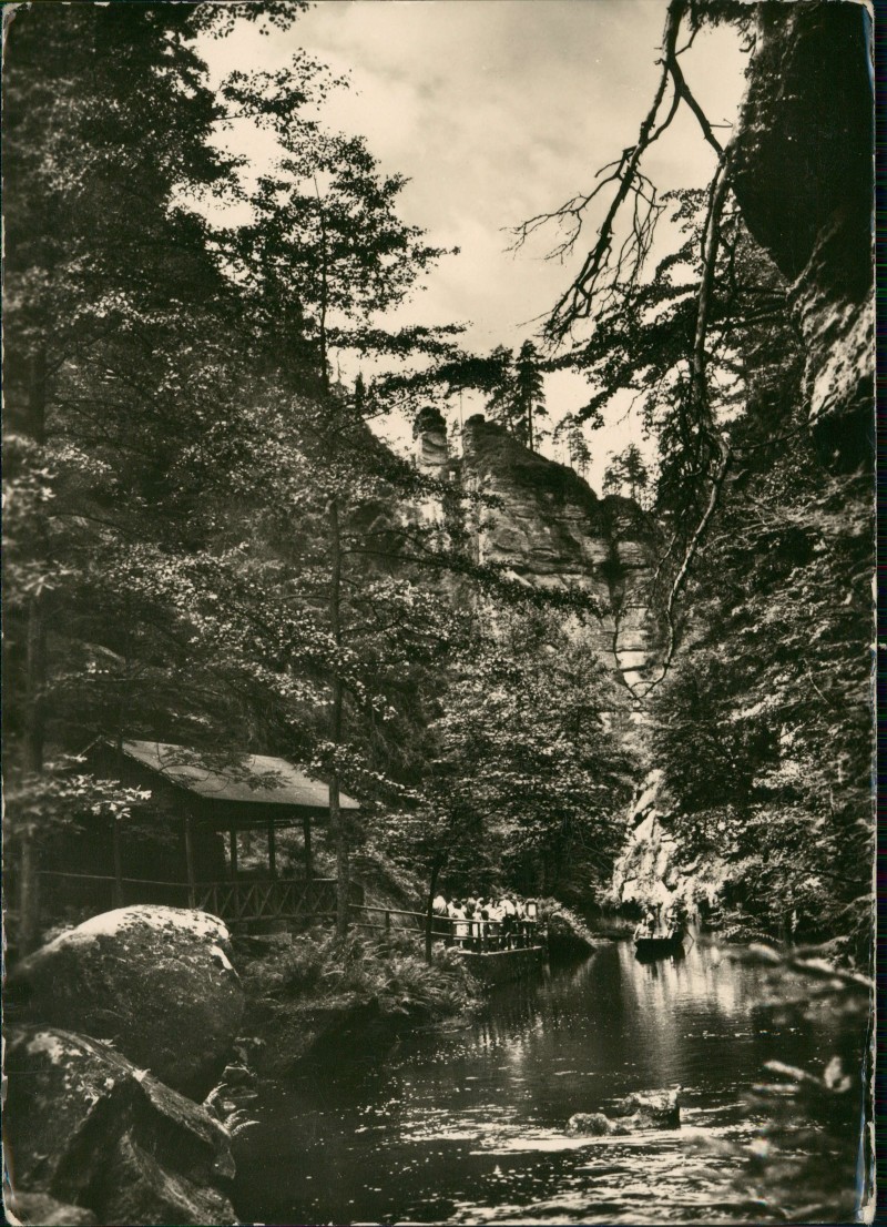 zoom: Image side vintage Postcard from 1971: Údolí Kamenice - horní přístaviště člunůna jezeře v Divoké soutěsce.:: .Tschechien