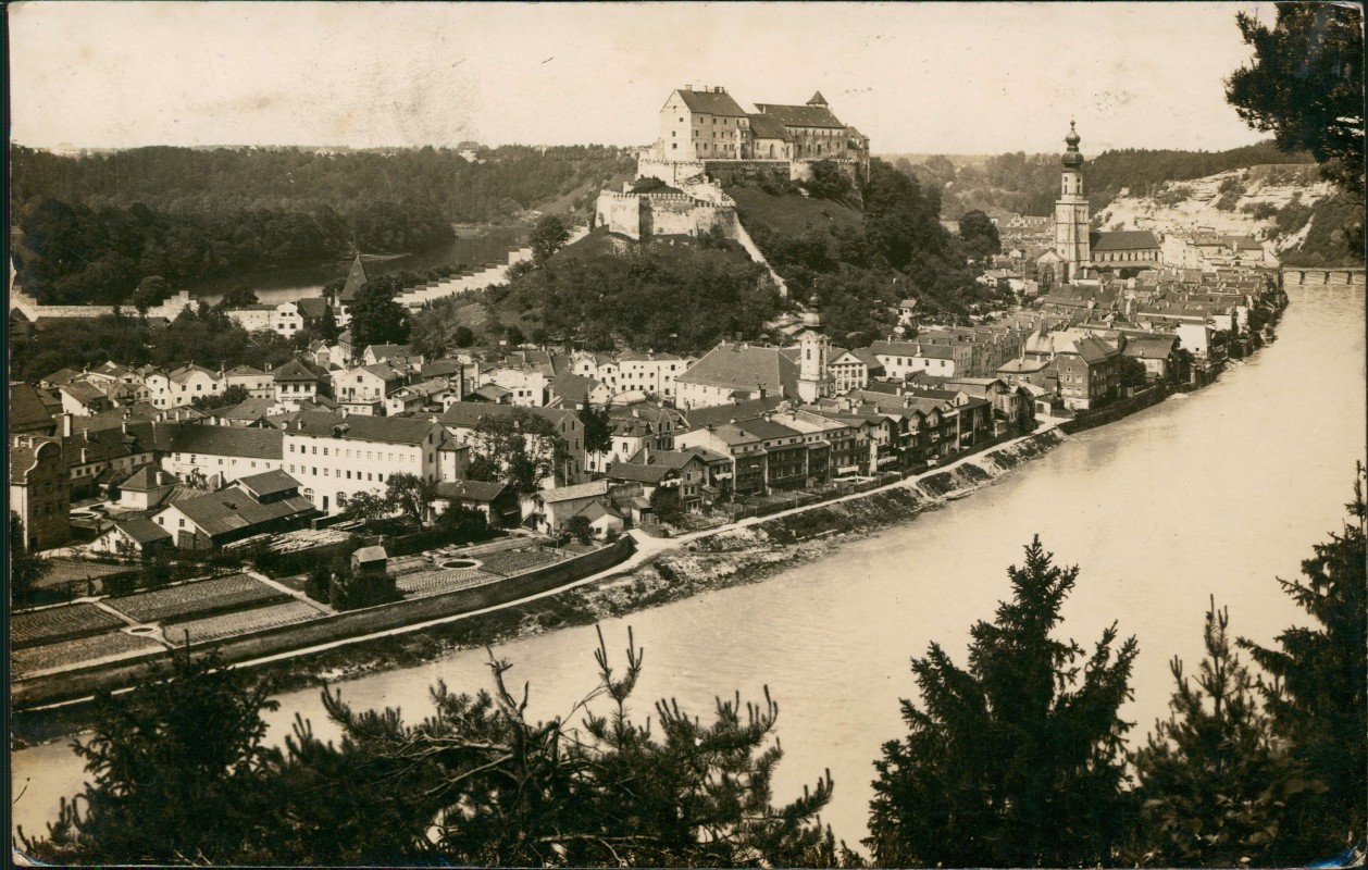 vergrößern: Bildseite historische Ansichtskarte von 1935: Stadtblick:: Burghausen