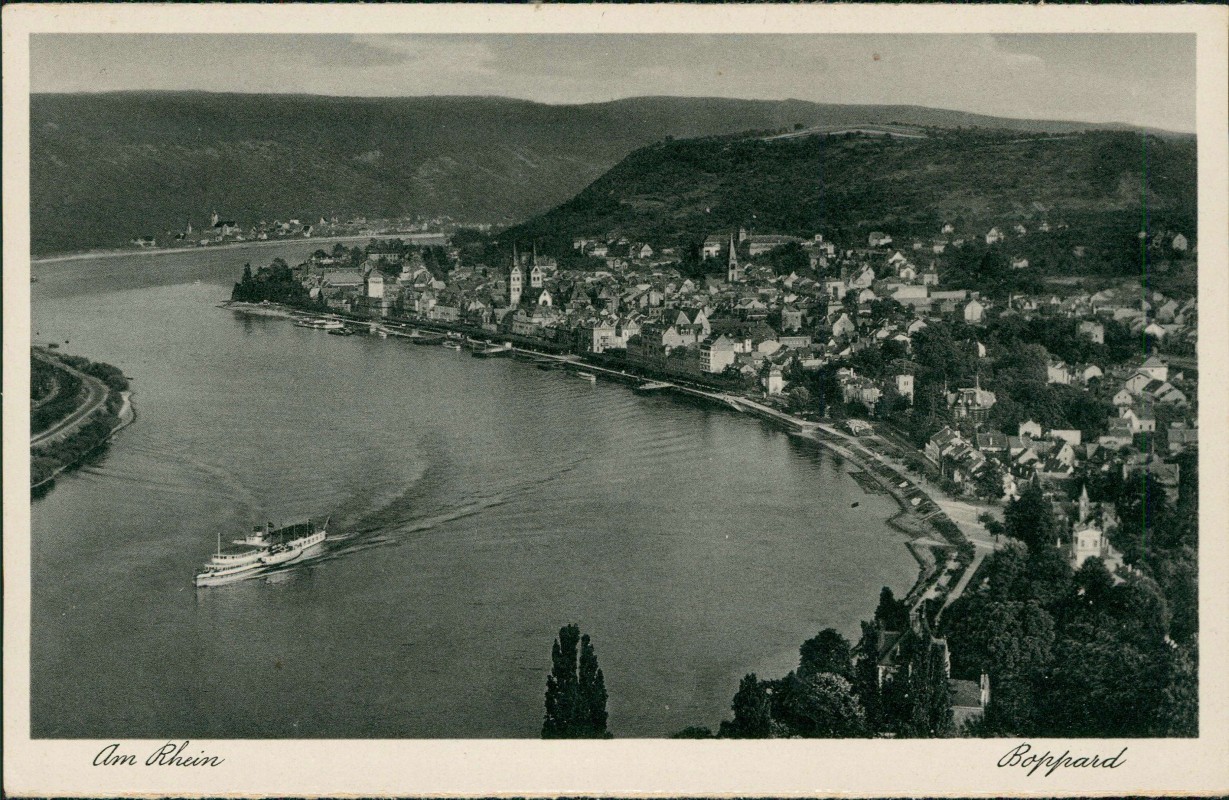 zoom: Image side vintage Postcard from 1930: Panorama-Ansicht Rhein Dampfer Schiff passiert den Ort:: Boppard