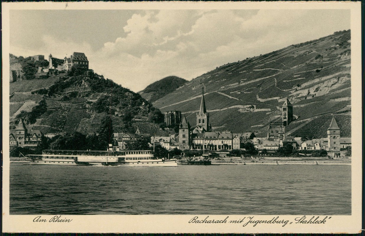 zoom: Image side vintage Postcard from 1930: Rhein Dampfer Schiff passiert Jugendherberge Burg Stahleck:: Bacharach