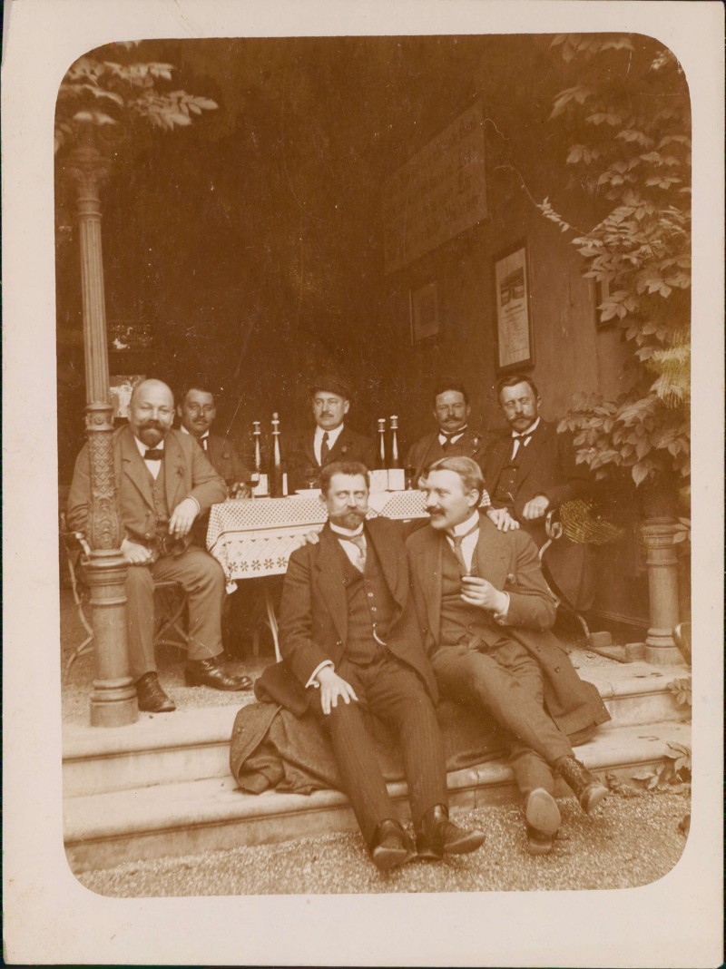 zoom: Image side vintage Postcard from 1912: Männer in feiner Kleidung beim Wein auf Restaurant Terrasse::